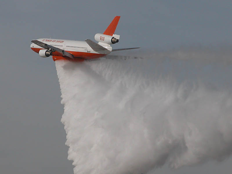 Waterbomber_in_Los_Angeles_County