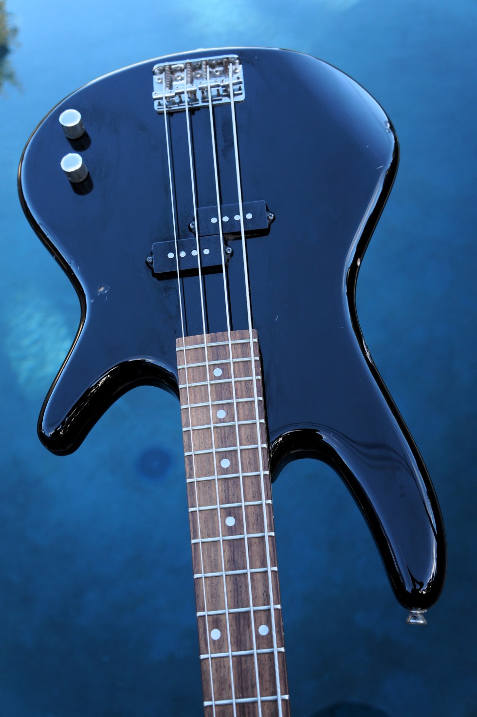 ibenez_4-string_pool1