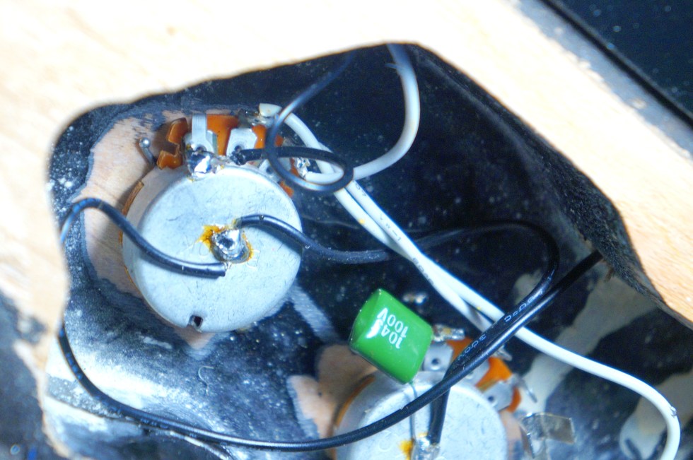 ibenez_4-string_pots